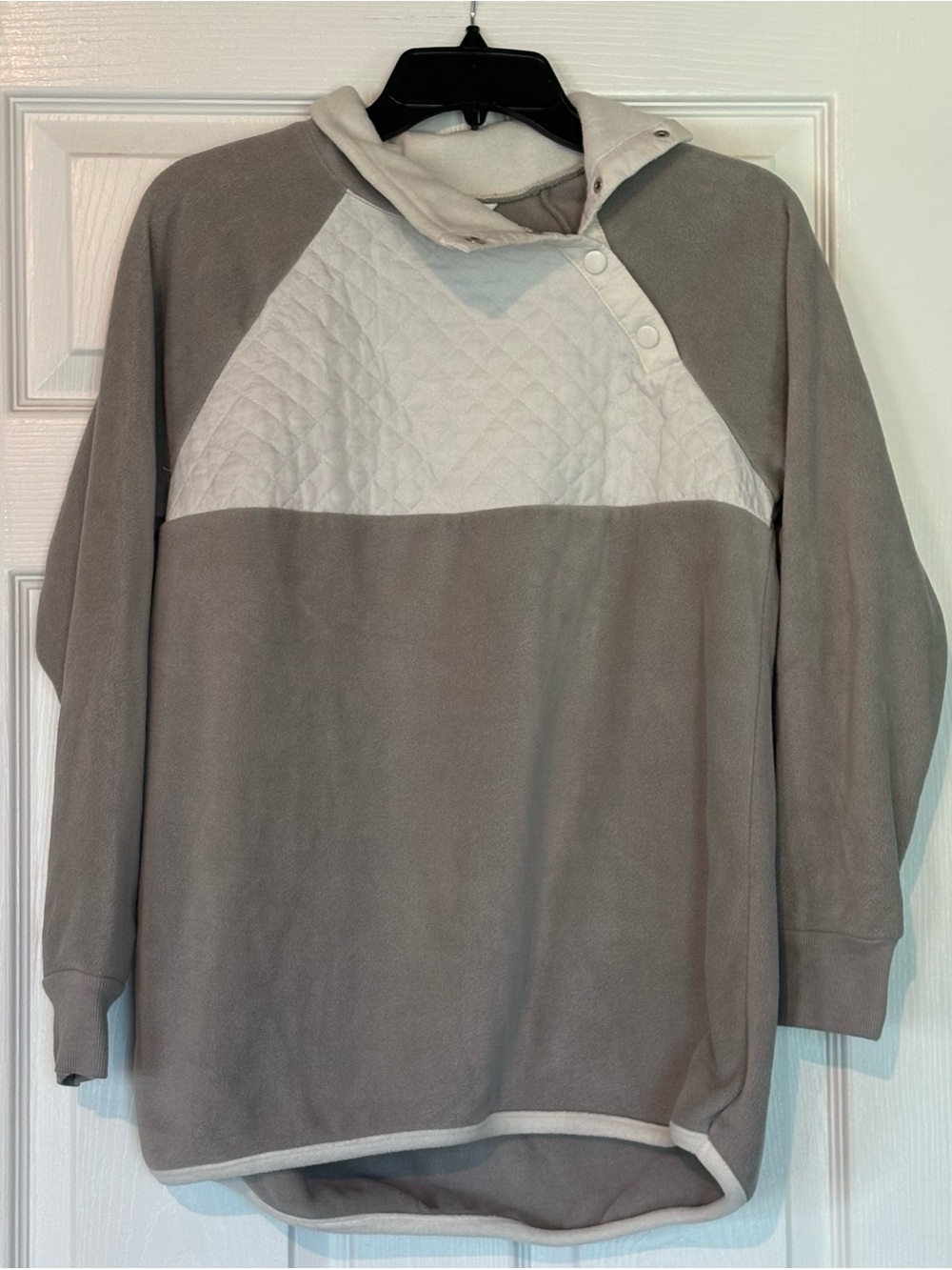 crown & ivy Gray and White Quilted-Yoke Zip Pullover Sweater